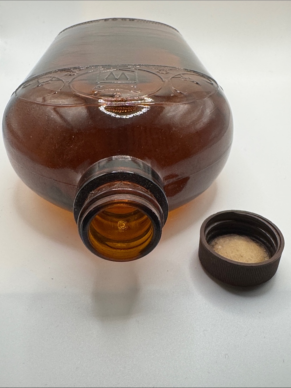 Hiram Walker & Sons Amber 25oz Whiskey Bottle, Walkerville, Canada - Picture 15 of 16